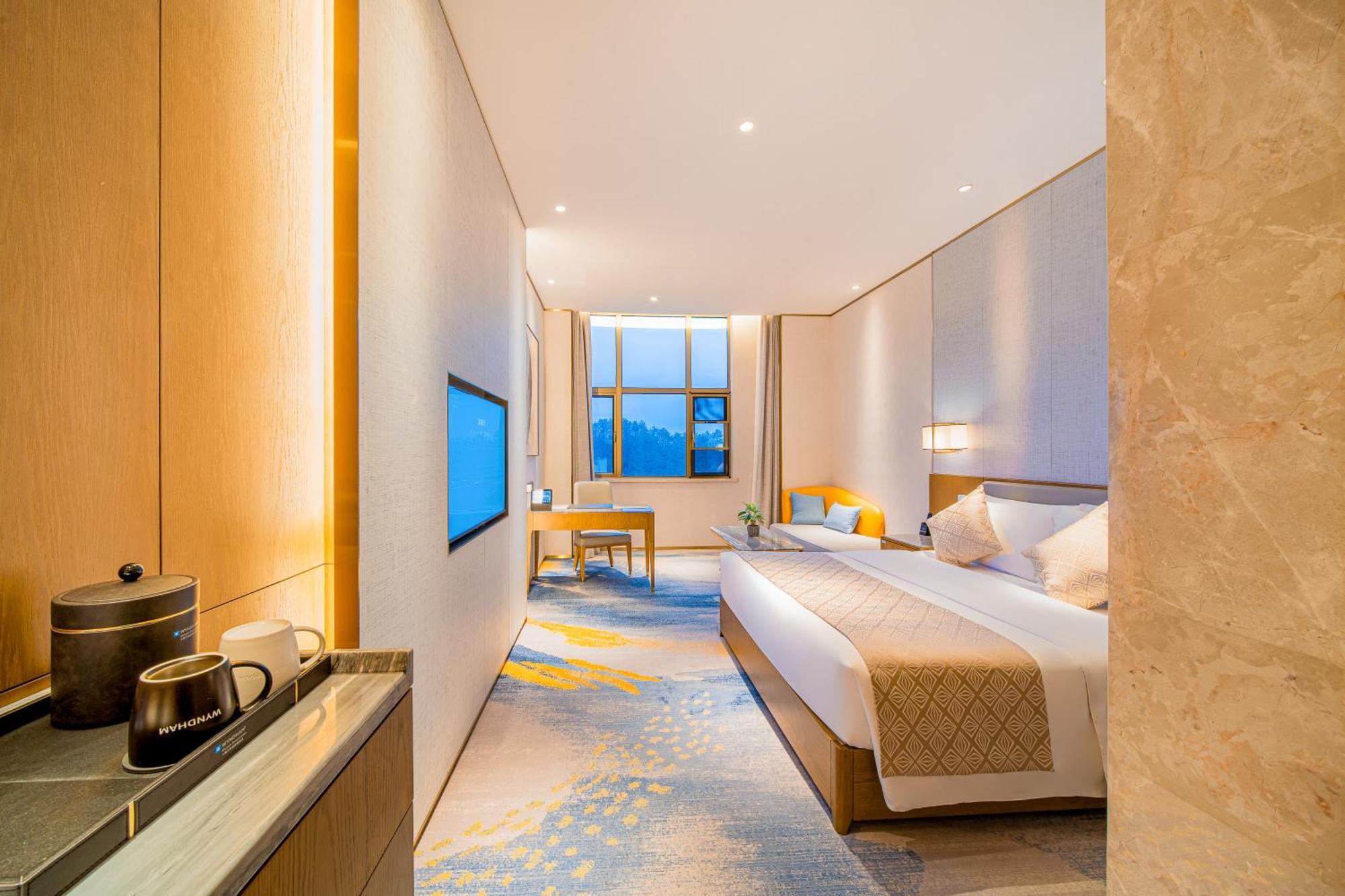Wyndham Shiyan Downtown Hotel Bagian luar foto